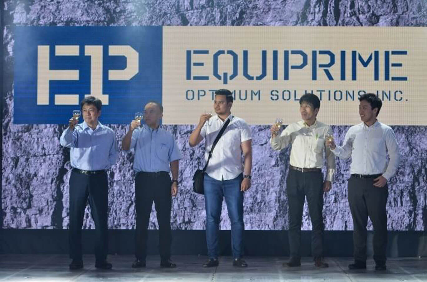 (From left, Mr. Okada Makoto & Tadashi Takahashi of Kobelco Construction Machinery South East Asia Co., Ltd. In the middle is Mr. Carlo Fruto General Manager of Equiprime Optimum Solutions, Inc. and Mr. Toshiyuki Ono & Takanori Kobayashi of Sakai Heavy Industries Ltd.)